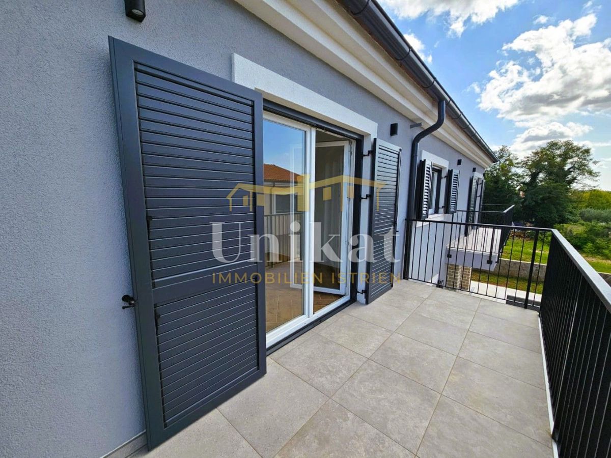 Novogradnja: hiša s 3 spalnicami in bazenom - pogled na morje